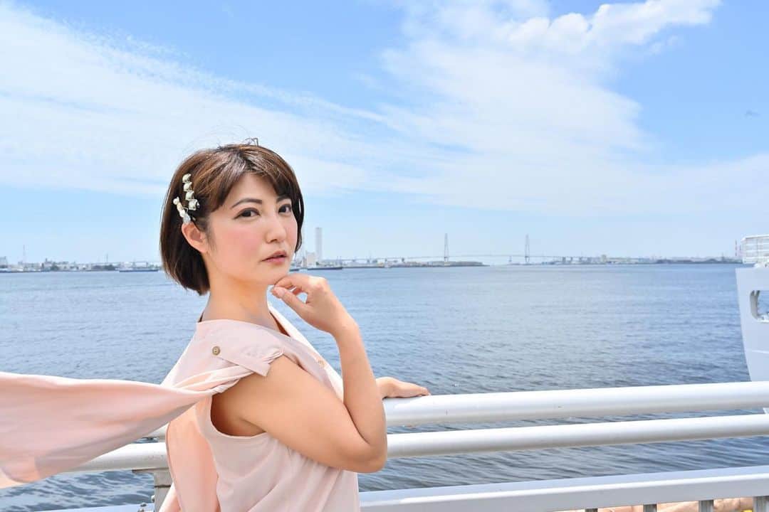 のインスタグラム：「なびく女❣️名古屋港❣️  #名古屋港 #港 #portrait #photography #撮影モデル #ポートレートモデル #ポートレート #被写体 #被写体モデル #asianbeauty #japanesegirl #カメラマンさんと繋がりたい #ファインダー越しの私の世界 #sky #seaport #model #singer #グラビア #ショートヘア #insta #instagood #followｍe #フォロワー募集中」