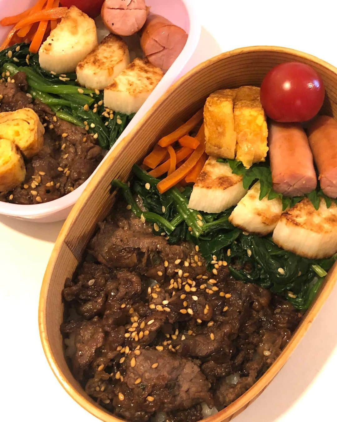 甘糟記子さんのインスタグラム写真 - (甘糟記子Instagram)「昨日のお弁当( ^ω^ )  実家に行った時に，大好きな小田急デパートの地下のプルコギを買ってきたので焼肉弁当！  子供たちもここのは大好きなんだ(๑>◡<๑)  一緒に山芋ソテー、ほうれん草ナムル、人参の金平、だし巻き卵、ウィンナー、トマトです(o^^o)  2枚目はお友達のママがささっと作ってくれた素麺のランチなんだけど、、、、  上にちりめん山椒がのってて、これがすごく素麺と合って美味しかったの！  そんなわけでスーパーでしらすを買って、胡麻油で炒ってから醤油，砂糖、みりん、酒で少し味付けして作りました(o^^o)  お友達の家で食べさせてもらったのは，オリーブオイルを使った瓶詰めのだったんだけど、  私も子供も山椒があまり得意ではないので、抜きで作ったよ(о´∀`о)  姫と息子殿に味見してもらったら、美味しい〜！と言ってもらえたのでオッケーでしょ\(//∇//)\  #甘糟ご飯#ご飯#昼ごはん#ランチ#ランチボックス#弁当#曲げわっぱ#わっぱ弁当 #焼肉弁当#プルコギ#ちりめん#しらす#bento#lunch#lunchbox#ご飯のお供」5月28日 7時11分 - norihey924