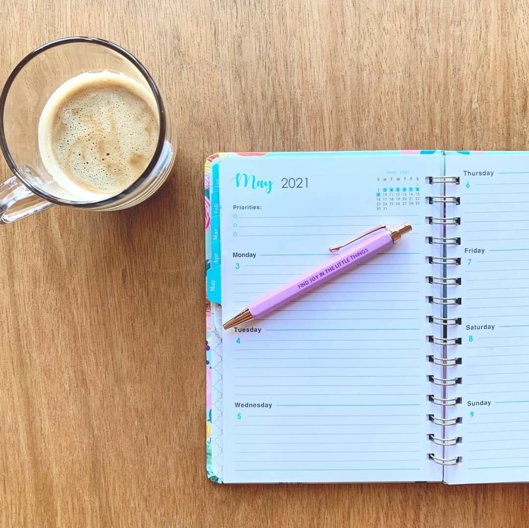近藤麻理恵のインスタグラム：「You can’t tidy your space if you don’t tidy your time first! If you have a goal for a certain area in your home, write it down to make the idea concrete. Then, set aside a realistic period of time in your day to tackle it – and get tidying! I’m inspired by your motivation, @theorganizingexperience.」