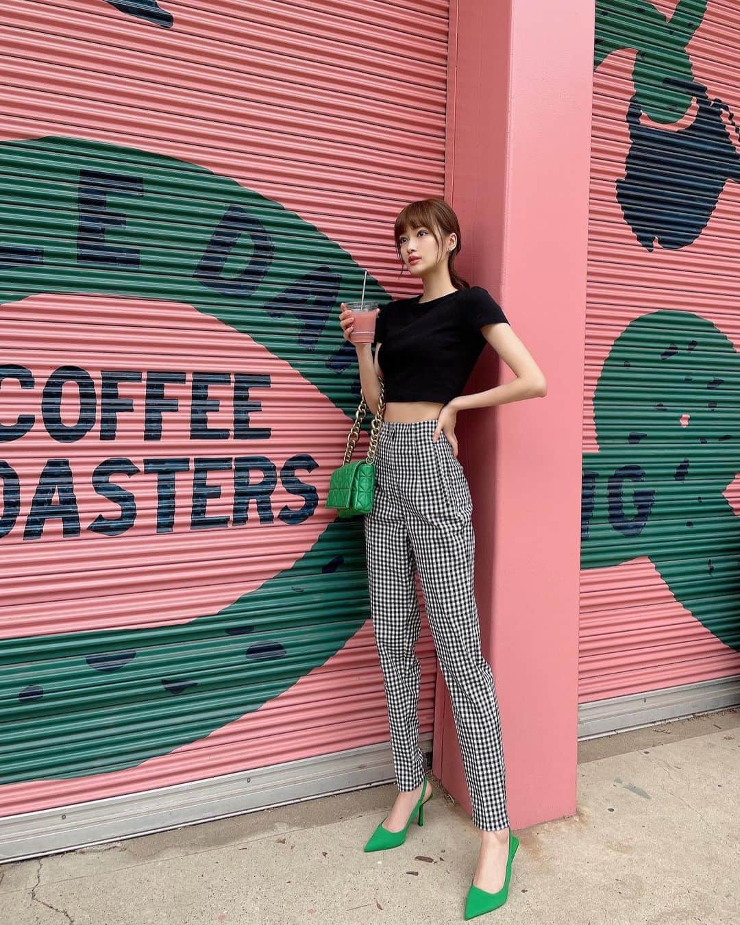 知本真以子のインスタグラム：「. @ZARA .  #ZARA  #ザラ  #zara購入品  #コーデ  #夏服 #ギンガムチェック  #カフェ  #青山カフェ  #渋谷カフェ  #littledarlingcoffeeroasters」