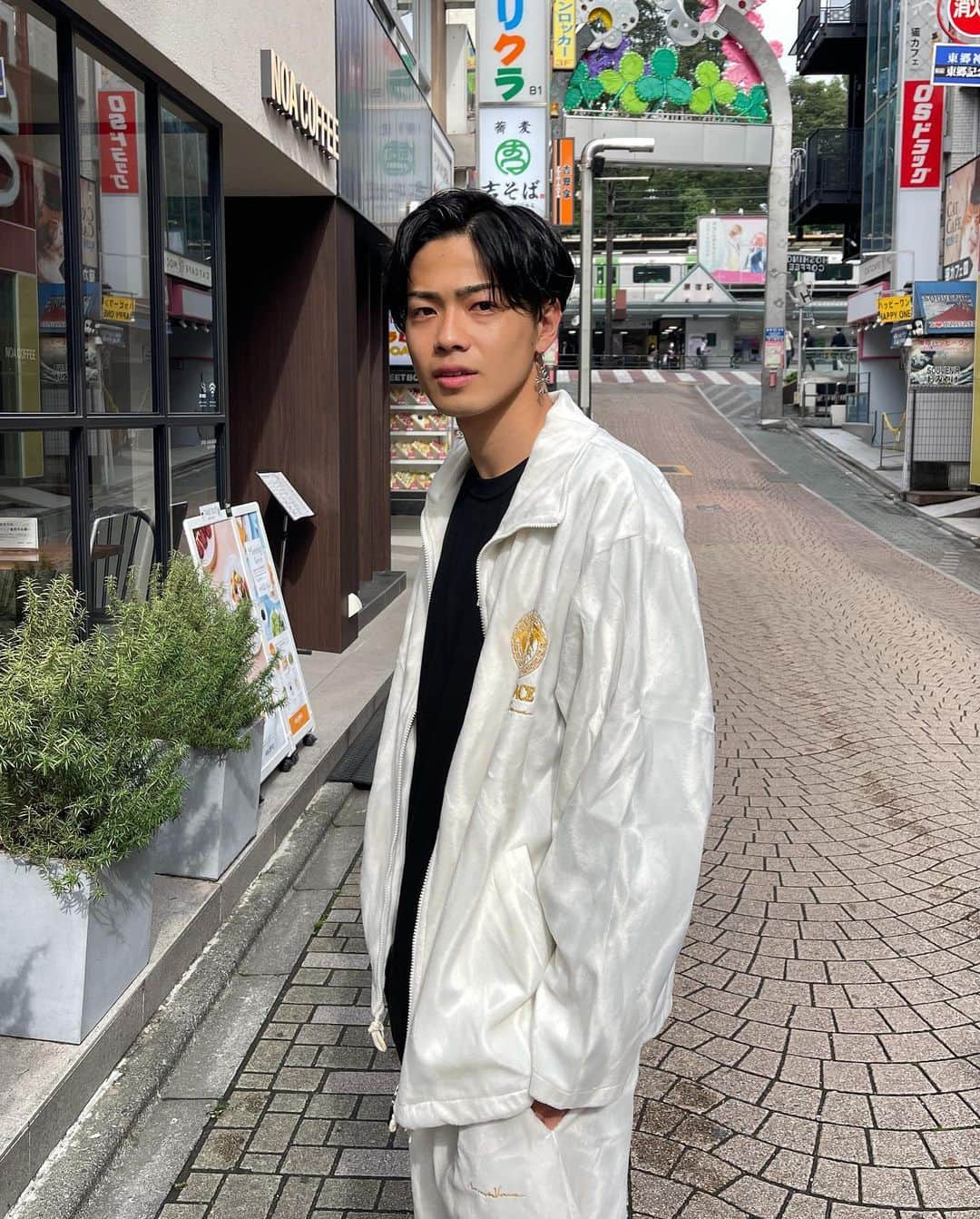 やまとさんのインスタグラム写真 - (やまとInstagram)「Good Morning✌️☀️✨  T-shirt: @birdog_official  Tops: @versace  Bottoms: @versace  Shoes: @gucci」5月28日 8時19分 - com.yamato