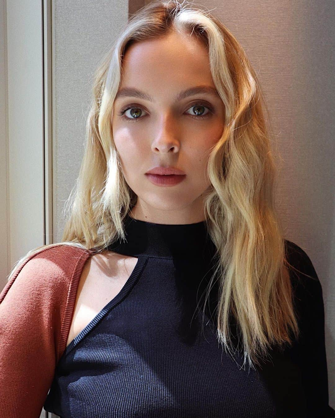 Hung Vanngoさんのインスタグラム写真 - (Hung VanngoInstagram)「#JodieComer (@jodiemcomer) for @freeguymovie press 🧡. 👗 @elizabethsaltzman  💇🏻‍♀️ @jacobrozenberg  💄 @hungvanngo」5月28日 9時27分 - hungvanngo