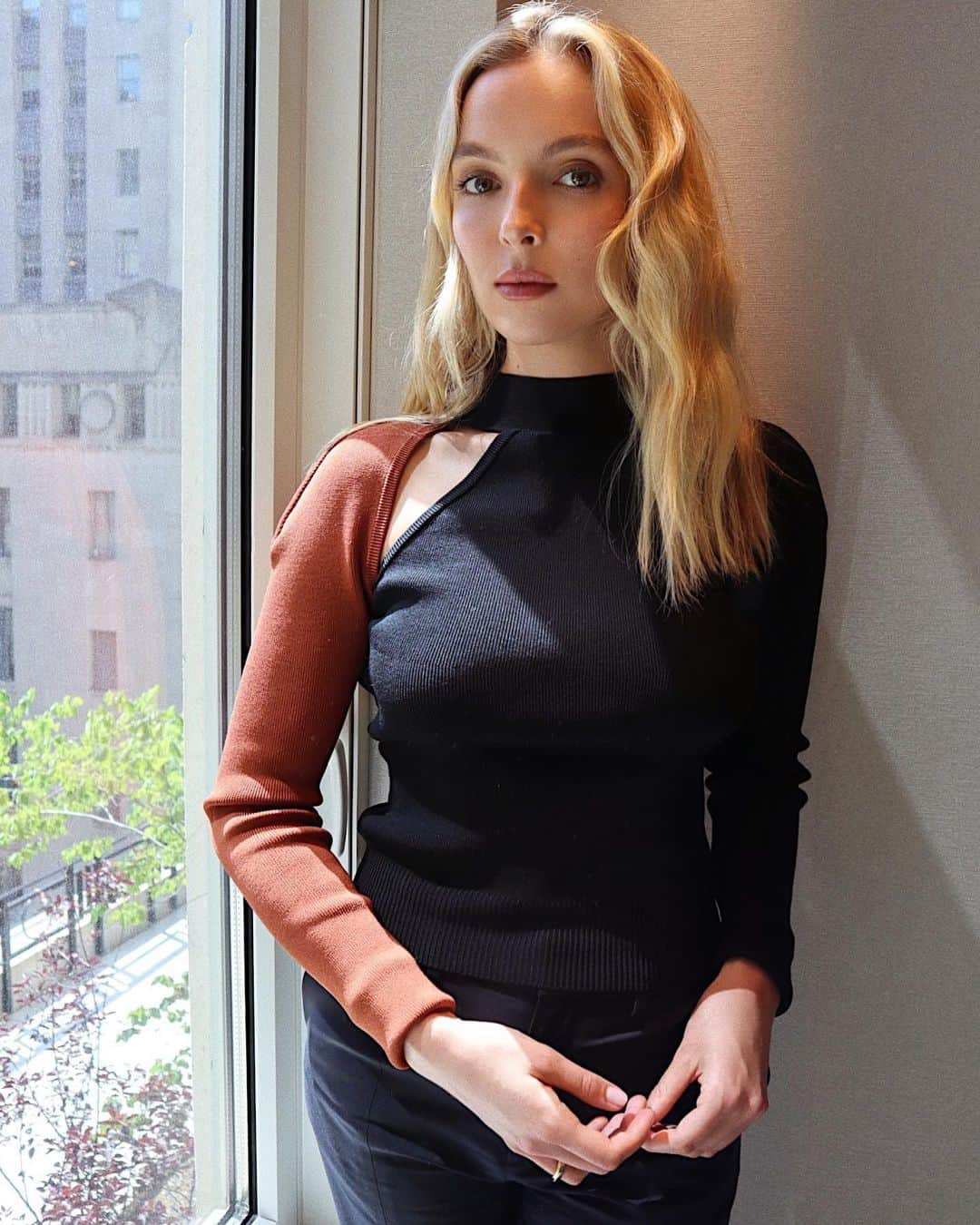 Hung Vanngoさんのインスタグラム写真 - (Hung VanngoInstagram)「#JodieComer (@jodiemcomer) for @freeguymovie press 🧡. 👗 @elizabethsaltzman  💇🏻‍♀️ @jacobrozenberg  💄 @hungvanngo」5月28日 9時27分 - hungvanngo