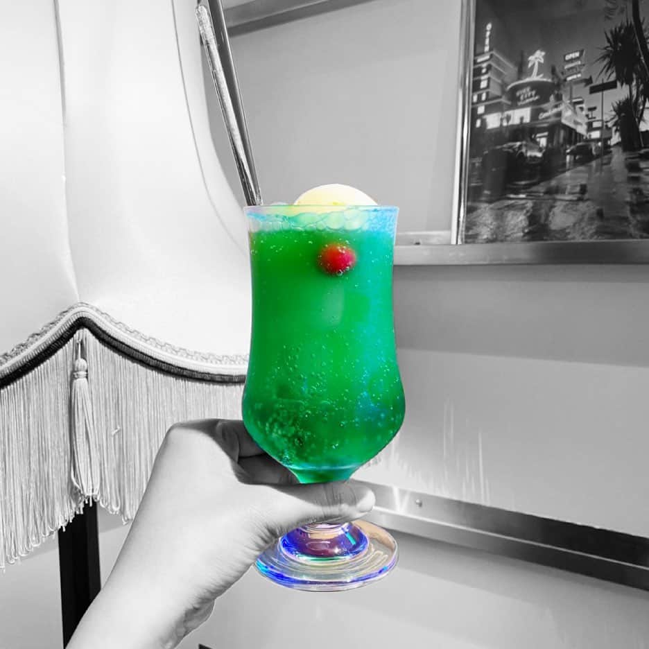 のインスタグラム：「＊  炭酸は苦手やけど 昔から何故かクリームソーダは飲める北村です。 小学生の頃友達のお家が喫茶店やられてて、 遊びに行くたびに食べさせていただき その際に必ず出てくるソーダ水。 「コーラと炭酸飲んだら骨溶けるからダメ！」 と教え込まれていたので お母さんに怒られると思いつつ 飲むソーダ水は格別やった。笑  てな感じで今日もゆるく頑張ろう♪ （どんな感じよ）」