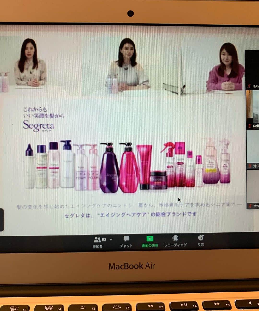 駒田奈美さんのインスタグラム写真 - (駒田奈美Instagram)「・ ・ ・ 『美ST×セグレタ　オンラインイベント』 ・ ・ 昨晩開催された「美ST×セグレタ　オンラインイベント」にご招待いただき参加しました♪ ・ 美STの桐野編集長とゲストの 橋本まなみさんの美容トークから始まりました♪ 産後間もない橋本さん 出産されてからますます美しさが増していらして 画面越しに見惚れてしまいました❤︎ ・ ・ セグレタ「プレミアムスパフォーム」の商品説明や 使用法も聞きましたよ♪ ・ スキンケアを年齢に合わせて変えていく様に 年齢に合わせてエイジングケアのシャンプーに 変えることが必要との事！(確かにそうですよね〜) ・ シャンプーとトリートメントの３つのポイントも 教えていただきました⭐︎ ・ ①頭皮を洗った後に髪にも泡をもみ込むように洗う ・ ②コンディショナーでキューティクルマッサージをする (髪を少量指に取り、指の腹で上から下へマッサージ、何度かおこなって手触りが変わったらOK) ・ ③髪は完全に乾かす (以外としっかり乾いてない人が多いみたいです) ・ プレミアムスパフォームはまさに エイジングケア＋ホームスパ！！ ・ ・ ステイホームでおうち時間が長いからこそ ゆっくりホームケアできますね♪ ・ ・ ・ #駒田奈美#モデル#アラフィフ#美魔女#美st #be_story_official #セグレタ#プレミアムスパフォーム#炭酸泡クレンジング#pr#花王」5月28日 9時56分 - nami.komada