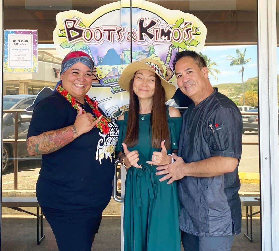 マキ・コニクソンさんのインスタグラム写真 - (マキ・コニクソンInstagram)「Aloha from Boots and Kimo’s Kailua!!!!🥞🤙🏼  今日は5月22日にカイルアの 新しい場所に移転したばかりの “ Boots and Kimo’s”にお祝いに来ました！🎉🎉  そして20年来の親友 ここの”看板娘Kristyle”に会って 彼女の笑顔にすっかり癒されちゃいました！  ミドルネームが”Kimiyo”ちゃん！ 日本の血が入っていて大の親日！🇯🇵 まだ日本に行ったことがないからアヤツが 収束したら一緒に日本に行く約束をしているの！今からワクワク！🤗 日本貯金してるんだって！🇯🇵 早く日本の皆んながハワイに帰って これます様にって切に言ってた。😢  そして！Owner/ChefのJesseは KimiyoのUncleなんですよ！ 彼が秘伝のマカデミアナッツソースを 作った料理の達人なのです！ その他のメニューも全てJesseが 開発したそうです！Respect!! 🙇🏻‍♀️  本当にファミリービジネス！ 結束が固いのだよ！ 絶対に日本にオープンしないそうです。 その”こだわり”がカッコイイ！🙏🏻 新しいお店もすでにロコがたくさん 並んでいました！  今日は マカデミアナッツソースの オリジナルパンケーキ🥞と エッグベネディクト、ガーリックシュリンプの入ったオムレツと私が大好きなプレフリブとフライドライスと目玉焼きのコンビをJessuが作ってくれました！💕💕 あ！ポルチギ ソーセージも！  どれもこれもサイコーに美味しかった！ お腹いっぱい！Viva Jesse!! 🙌🏼  新しい住所は 1020 Keolu Driveです！ 店内も広々としています！ パーキングも広いしばっちりんこ！👌🏼  世界でここだけでしか食べれない Boots and Kimo’s のお料理は 本当に本当にお勧め！👍🏼 ハワイ、いやいやカイルアまで来て 食べる価値あり！🤙🏼  ご馳走様でした！🙏🏻 また行きます！🚗💨  Congrats on your new store location!!🎉 Kimiyo and Jessu, It was so much fun  to hang out with you today! 😊  #ハワイの美味しいお店のおすそ分け🤙🏼  #ブーキモのおすそ分け😁 #リアルハワイ #bootsandkimos  #移転しました！ #世界でここだけ！ #ブーキモのこだわり #ストーリー見てね！」5月28日 10時34分 - makikonikson