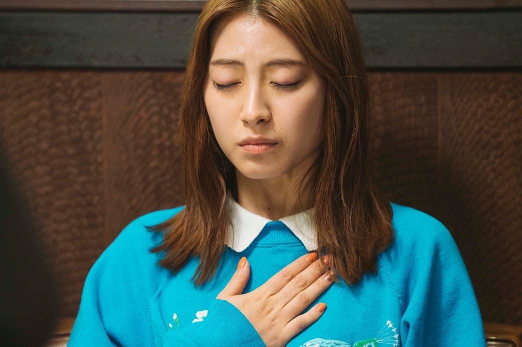 瀧本美織のインスタグラム：「📗 人生はどんな瞬間も美しい！ 本日23:30〜であすす最終回です。   #wowow  #wowowオンデマンド  #出会い系サイトで70人と実際に会ってその人に合いそうな本をすすめまくった1年のこと   #であすす  #本  #本好き  #菜々子  #定期的に花田さんにおすすめの本聞いちゃお」