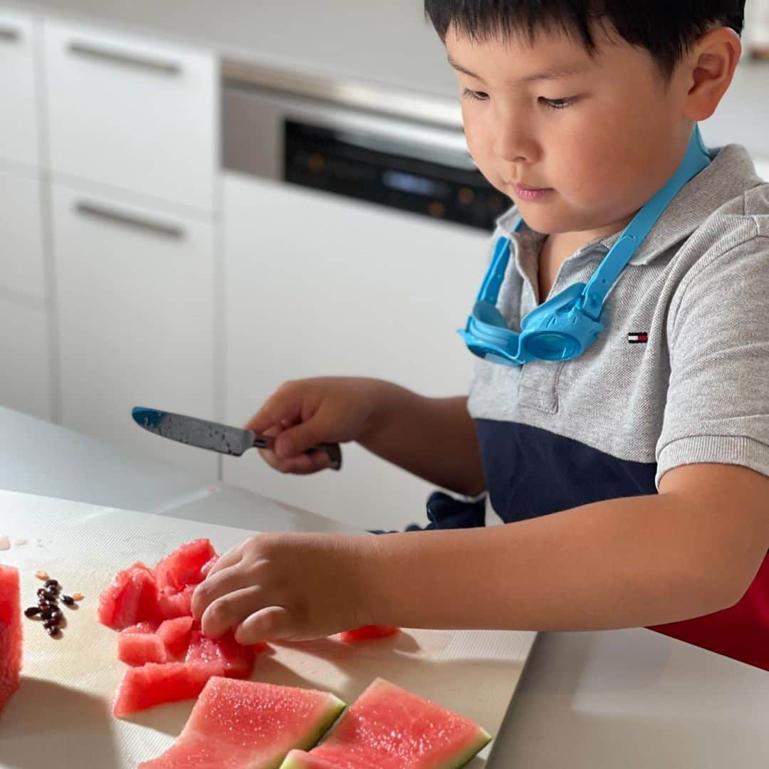 杉山愛さんのインスタグラム写真 - (杉山愛Instagram)「料理男子🍉🍍 最近はお兄ちゃんになるんだ‼️という気持ちが全面に出て😆 色々お手伝いしてくれます💛 スイカを切ってスイカジュースを作りました🥤 水中眼鏡はワンピースのサボらしい💦  夏はフルーツが特に美味しく感じる🥭 私はアップルマンゴーにハマってます🤗」5月28日 10時42分 - aisugiyamaofficial