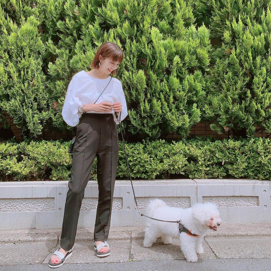 安田美沙子さんのインスタグラム写真 - (安田美沙子Instagram)「家族ではんなのお散歩🐶 雨だったから可哀想だった。。 家の前に着いても、早歩きして引っ張って、まだ帰りたくないアピール。おかわり散歩してきました。  サンダルは　@beautifulpeople × @suicoke_official  歩きやすーい🤍黒は持ってるので、白にしました🤍  #お散歩　#はんな　#bichonfrise #dog #14さい #ootd #pants #akte #shoes #beautifulpeople #suicoke」5月28日 10時58分 - yasuda_misako