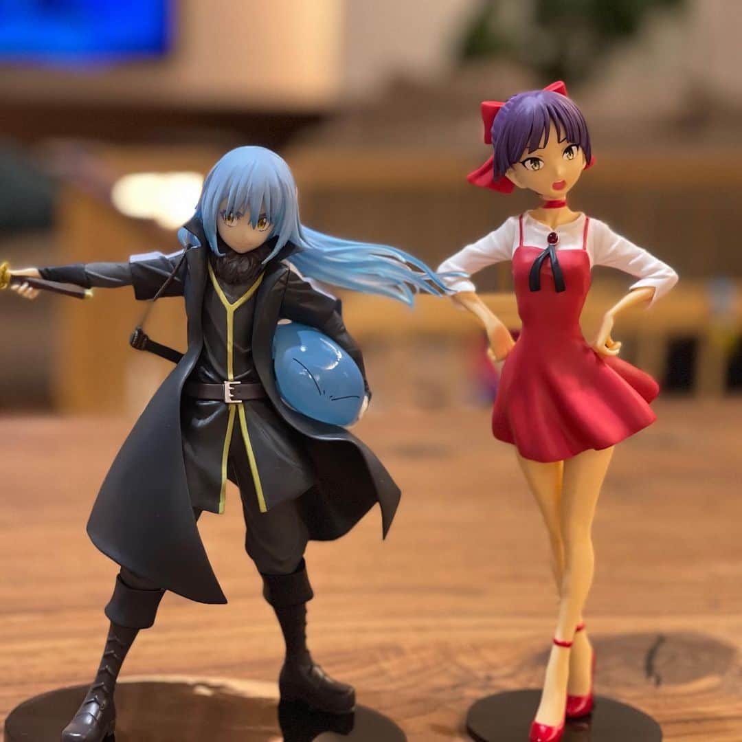 田村淳のインスタグラム：「フィギュア パパのフィギュアと長女リヴィのフィギュアです。本当は貸したくないんだけど…猫娘の相手役がいないので駆り出されますwしかもリムル様が鬼太郎の役をやらされています。声は目玉の親父のオーダーが来るので、とてもカオスってます^_^  お気に入りのフィギュアありますか？  #転生したらスライムだった件  #ゲゲゲの鬼太郎  #転生したらスライム経由で鬼太郎になった件 #フィギュアは飾るものという概念 #を #ぶち壊してくれました #ありがとう #リヴィ」