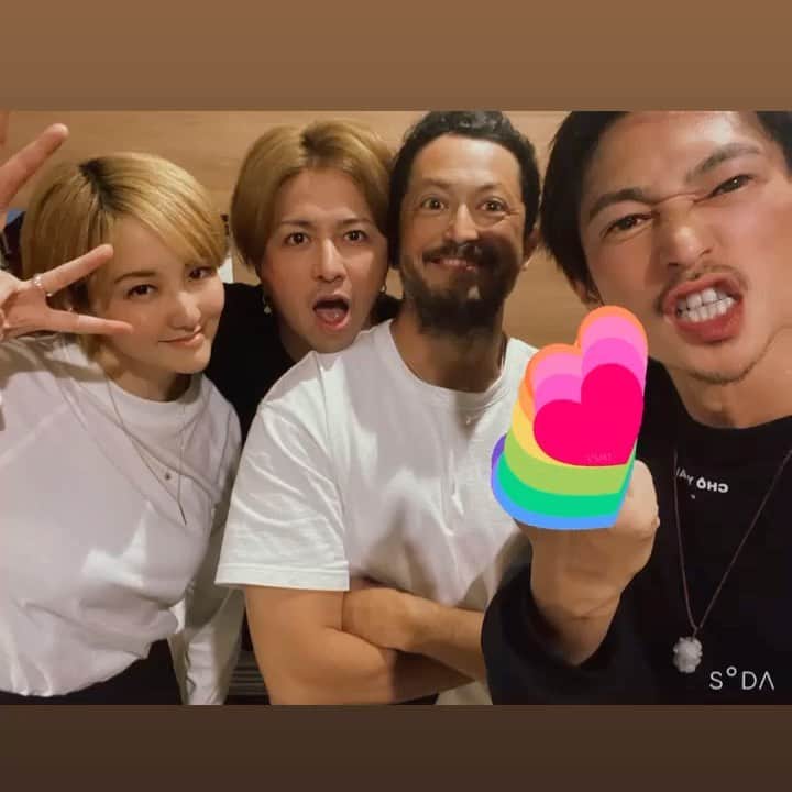 山崎裕太のインスタグラム：「。 。  池、洋介、希良梨も載せてたけどまたちょっと違う写真と角度の投稿をしよう👀👀👀  あの日の経緯は俺が声をかけて 池と洋介と3人で会おうってなってて その何日か前に偶然希良梨とclubhouseで20年振りに再会したから、池と洋介に内緒のサプライズで希良梨を連れてったんだ😎  もちろん最高の夜だったし これからも最高の関係でいると思う🍀 greatだぜ👉✨ （次は旬も参加な）  そして希良梨が俺たち3人に ネックレスをプレゼントしてくれた🎁✨ 俺は3、池は4、洋介は0 それぞれのラッキーナンバーだってさ🤞🤞🤞 ありがと希良梨❗️  23年経っても色褪せない関係にほっこりした中年達でした😂  #山崎裕太  #池内博之 #窪塚洋介 #希良梨 #GTO」