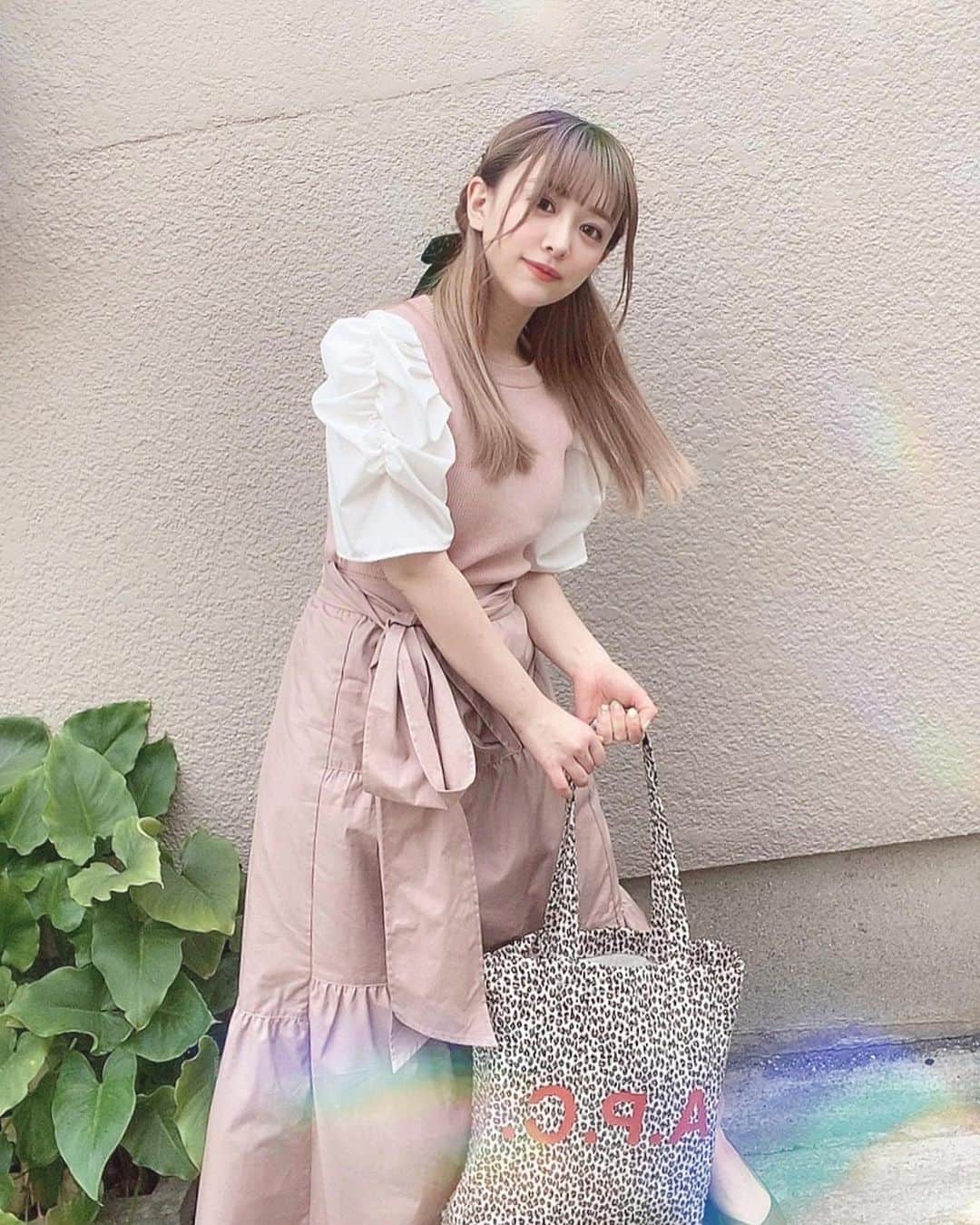 平松可奈子さんのインスタグラム写真 - (平松可奈子Instagram)「🐻🐻私服🐻🐻 (躍動感!) この日はピンクコーデ🌷 a.p.cとIENAのコラボ鞄は お買い物してた時に可愛いと思ったんだけど買うの諦めたの！ そしたら一緒にお買い物してた友達が 後からプレゼントしてくれたんだ😭 tops @chouette_latte  skirt @jour.de.muguet  ribbon @boomeriiofficial  . #低身長コーデ　#apc #iena #ootd #シュエラテ　#jourdemuguet  #hairarrange  #リボンアレンジ」5月28日 11時24分 - 11kanaco14