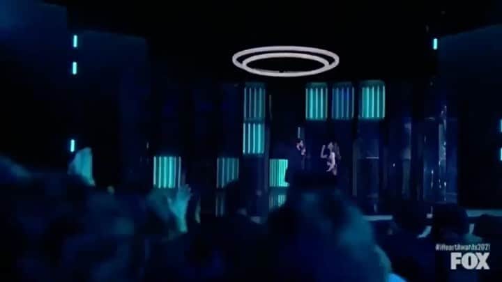 アリアナ・グランデのインスタグラム：「🤍 save your tears 🤍 @theweeknd @iheartradio」