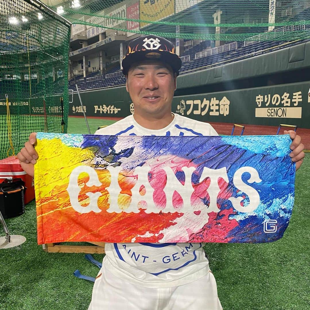 のインスタグラム：「#ともに強く #香月一也 選手 今季のオリジナルタオルを「#ジャイアンツオンラインストア」で好評販売中✨ #巨人 #giants #ジャイアンツ #読売ジャイアンツ #野球 #プロ野球 #東京 #tokyo #交流戦 #セパ交流戦」