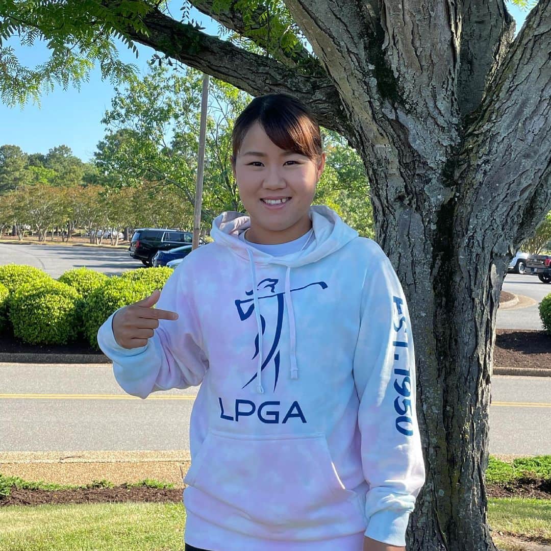 畑岡奈紗のインスタグラム：「LPGAでは世界のダイバーシティをゴルフを通じて表現することを目的としています。ミシェル・ウィ選手が発起人である#HoodieForGolfは、LPGAで二人目の黒人プレーヤーRenee Powellさんの認知を広め、また、彼女の活動（黒人ゴルファー増加）を支持するためのキャンペーンです。   Renee Powellさんのお父さんBill Powellさんは、第二次世界大戦後にゴルフコースで人種差別を受けたことをきっかけに、誰でも歓迎するClearview Golf Club（アメリカ　オハイオ州）を自身で建設しました。そのClearview Golf Club でRenee Powellさんは現在ヘッドプロをしていて、コースは今年75周年記念を迎えます。   このHoodieの売上はRenee Powel募金とClearview Legacy 財団に寄付され、黒人女性にゴルフを体験する場を増やしたりレッスン費にあてることやクラブ調達等に活用されます。   私は#HoodieForGolfに賛同します！皆さんももしご協力いただけるようでしたらとても嬉しいです。LPGAProShop.comで購入できます！   I am proud to be wearing this LPGA hoodie and  support the @lpga_tour campaign, Renee Powell, and the Clearview Golf Club.  You can get yours too at LPGAProShop.com!!    #HoodieForGolf」