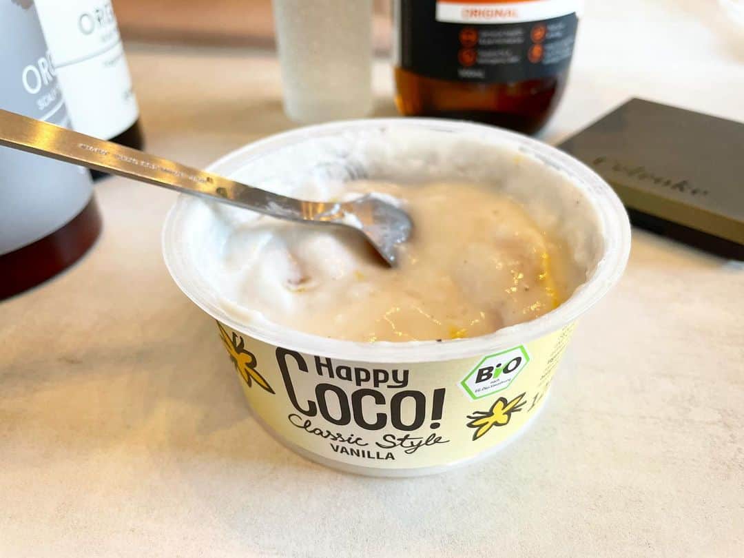 秋定麻紀子のインスタグラム：「ココグルトにオレンジ🍊を入れて。 美味しい朝食。 (この日は昼食だったけど)」