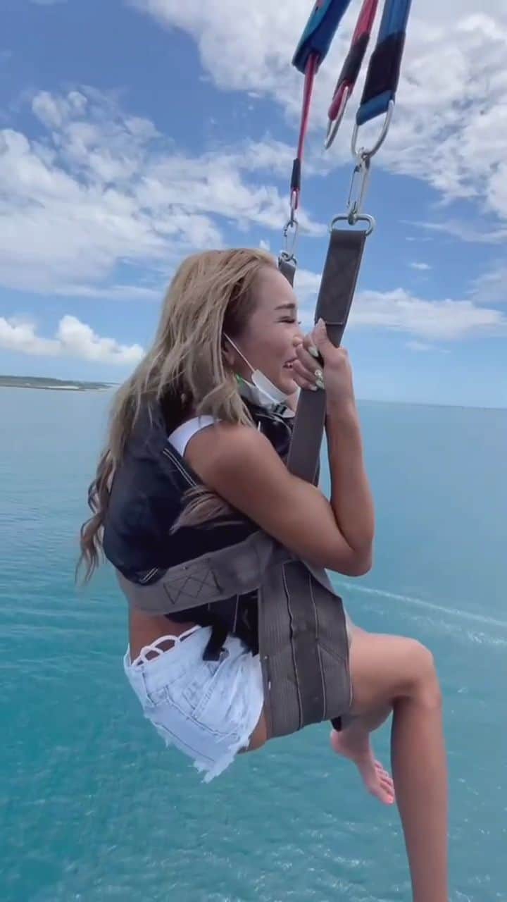 のインスタグラム：「人生初のパラセーリングは罰ゲーム並に怖すぎて失神寸前や🤣‼️  高所恐怖症私にはたまらなかった😭しかし絶景すぎたので、結果オーライにしよっ♥️💙   🌟───────💕   　  人生初体験    💕 ───────🌟  #リール動画  #tiktokhot  #tiktokmemes  #宮古島  #宮古島好きな人と繋がりたい  #パラセーリング #高所恐怖症 #初体験 #お笑い好きな人と繋がりたい  #筋肉女子になりたい  #ポジティブ思考」
