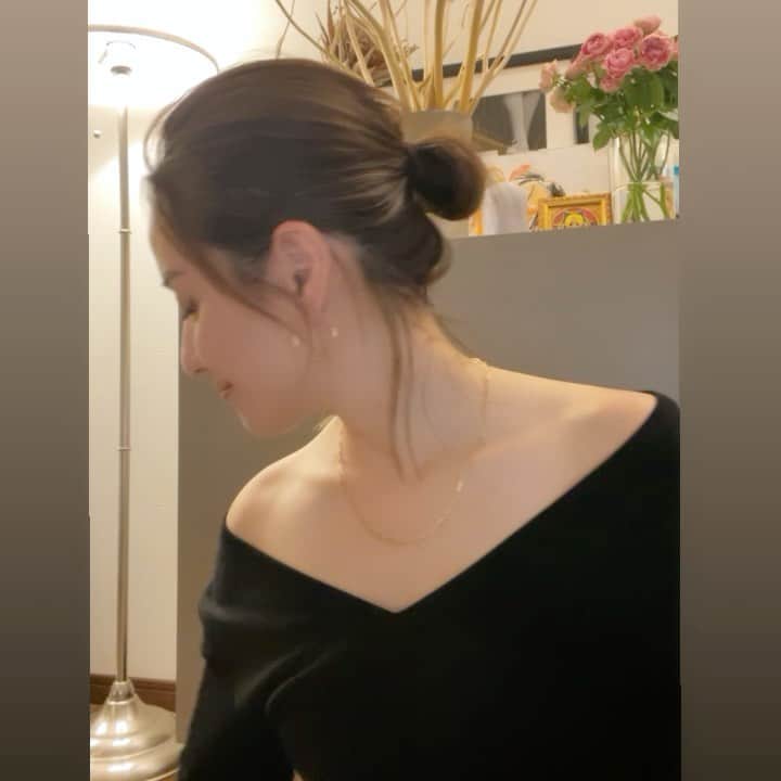 秋定麻紀子のインスタグラム：「最近デコルテケアの質問が多いです。  私のデコルテ物語。  コンプレックスワースト3に入るのがデコルテだった。  理由は大量に増えたイボ。 多分昔から見てくれている人は知っているはず。  2年前に @omotesando_medical_clinic の 寺井院長 @dr.misae_t に 100個以上のイボを一気に取ってもらった。 今では取った後すら無い。  年齢を重ねると共に デコルテの大切さや女性らしさ 魅力を感じるように。  元々はクラシックバレエを10年以上やっていた事もあり デコルテが綺麗な事は当たり前だと教えられて育った。 でもいつの間にかそれが当たり前だったのに、当たり前過ぎて忘れていた。  今年に入ってデコルテケアを強化する事にした。  @12twelvebeauty のゴッドハンド海部さんのエステ。  ホームケアはもちろん @artistic.co.official で。  デコルテスキンケアは @signalift @honoakari_official   コルギはソウル整体院へ。  ジョギングしたり 肩周りのストレッチをしたり。  そしてコチラも質問が多い topsは @canoethebrand の。 Vネック、Uネック全色持ってます。 それくらいデコルテの見え方が気に入っています。  継続は美なり。 ですね。 まだまだ果てしない美を学び、取り入れてみたいと思います。」