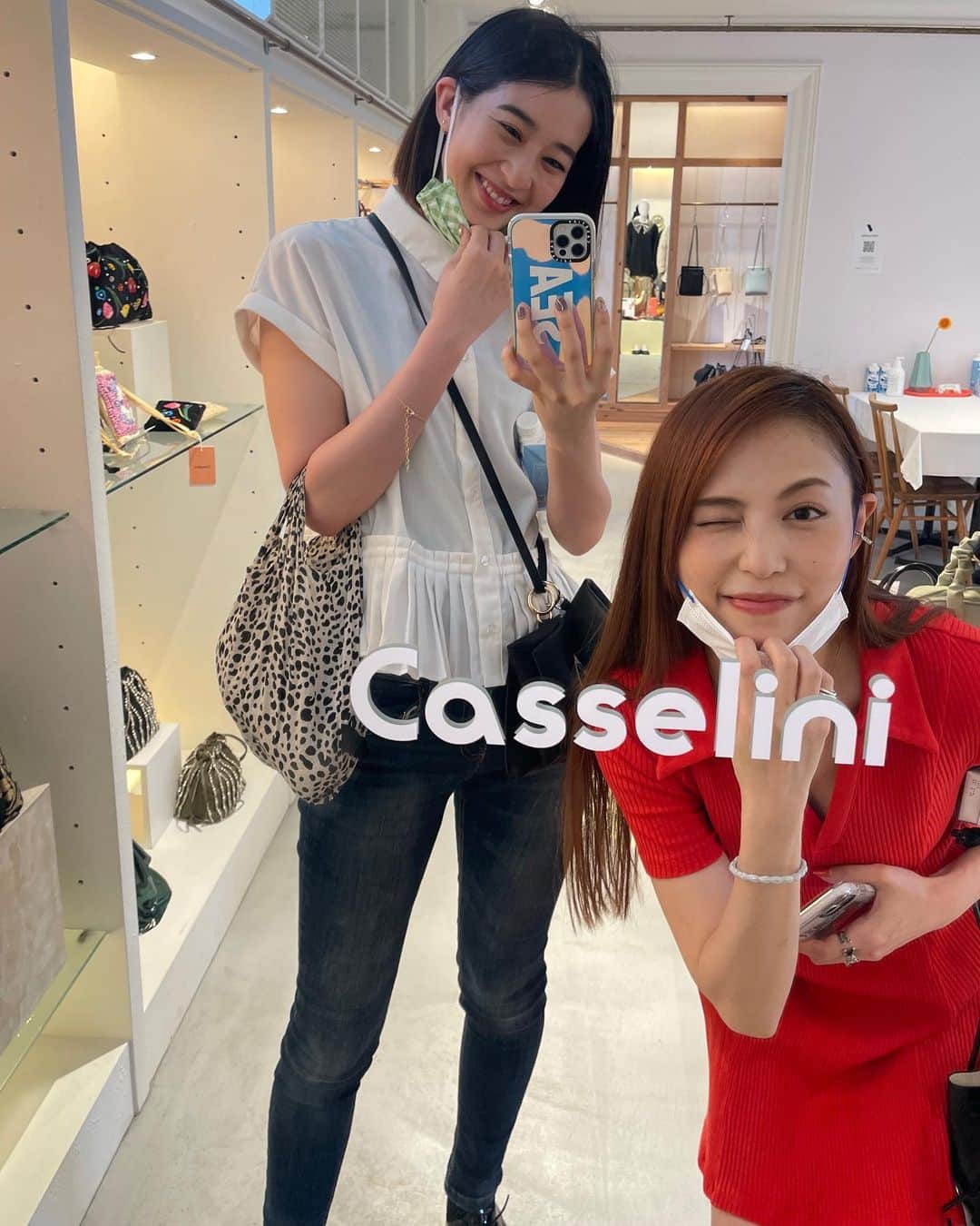 青野楓のインスタグラム：「派手派手❤️‍🔥な人と( @tano_asami )🤭 @casselini_official の展示会へ🍒🍎❤️  AWも可愛かったですよ🥰 届くのがたのしみです！  それから、お揃いが増えた日❤️💙 帰り際に、はい！って可愛い巾着を男前サプライズで頂きました。(笑) 少年のような時もあれば、頼れるお姉さんでイケメンマインドもあって、、本当に楽しい方です🌞  幸せ時間でした🤲♡  #キャセリーニ#casselini #田野アサミ さん#世界一赤が似合う人」