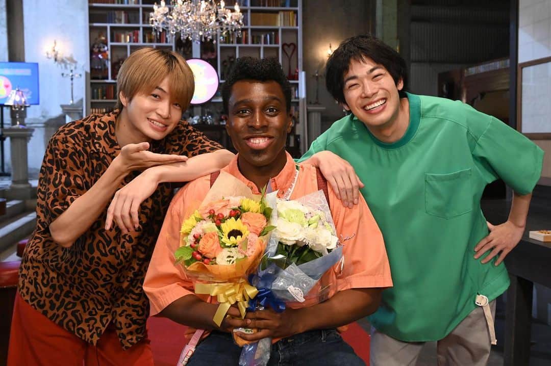 イタイケに恋してのインスタグラム：「✏️潜入現場レポート✏️ アイクさんの誕生日サプライズの様子をパシャリ📸💥  #３人が盆踊りをする場面で #影山と将希は踊りながら消えていき #花束を手にして戻ってきました  #イタイケに恋して 😎💐🥺💐😭」