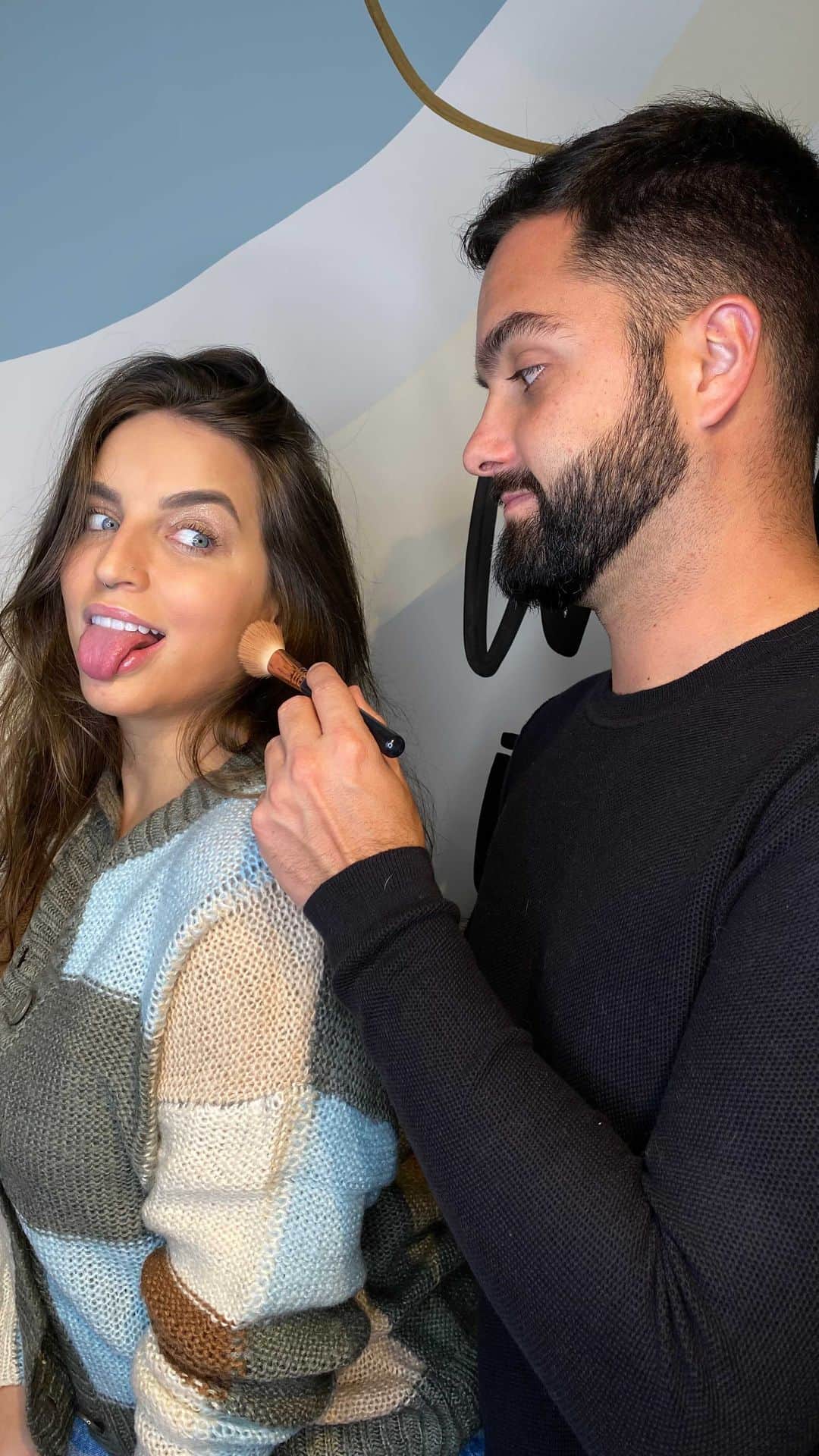 Bruna Unzuetaのインスタグラム：「Pois é, ele até que foi bem…mas tem uma parte do vídeo que ele errou feeeeio na make 🤣 será que vcs imaginam qual parte foi?」