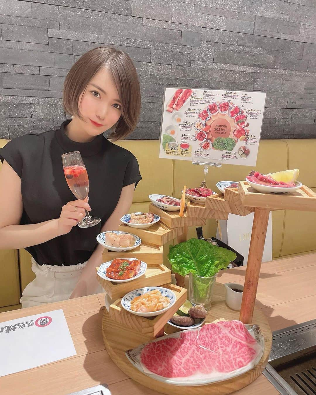 相良ましろさんのインスタグラム写真 - (相良ましろInstagram)「先日六本木の美味しい焼肉屋さんに行ってきたよ🥓  メニューがたくさんあってどれも美味しそうで 迷ったんだけど、人気の十段盛り、ヒレ芯、ネギが入った牛タンとかを頼んだ☺️幸せ 焼肉屋さんなのにデザートのアップルパイが大きくて美味しすぎた✨  店員さんもとっても優しくて 美味しかったからまた行きたいな😍  . pr @nikugen_official #肉源 #肉源六本木 #六本木焼肉 #熟成焼肉 #東京焼肉 #葱巻き牛タン #個室焼肉 #予約限定」6月12日 0時27分 - mashiro_sagara