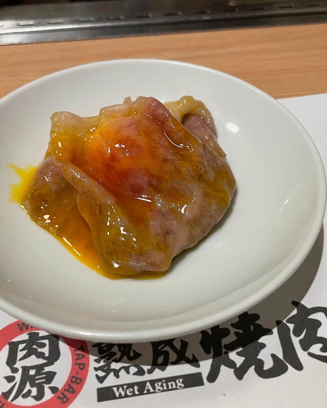 相良ましろさんのインスタグラム写真 - (相良ましろInstagram)「先日六本木の美味しい焼肉屋さんに行ってきたよ🥓  メニューがたくさんあってどれも美味しそうで 迷ったんだけど、人気の十段盛り、ヒレ芯、ネギが入った牛タンとかを頼んだ☺️幸せ 焼肉屋さんなのにデザートのアップルパイが大きくて美味しすぎた✨  店員さんもとっても優しくて 美味しかったからまた行きたいな😍  . pr @nikugen_official #肉源 #肉源六本木 #六本木焼肉 #熟成焼肉 #東京焼肉 #葱巻き牛タン #個室焼肉 #予約限定」6月12日 0時27分 - mashiro_sagara