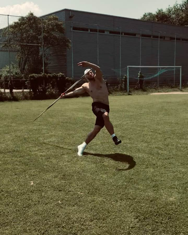 ヨハネス・ベターのインスタグラム：「You guys were wondering how I’m doing? Here’s your answer. We’re headed the right way! 😎 #VetterWurf #training #athlete #throwing #javelin #speerwurf #trackandfield #gym #javelinthrow #leichtathletik #spitzensportbundeswehr #fit #athletics #roadtotokyo #fitnes #boom #rocket #power #workout #onamission #allthewayup」