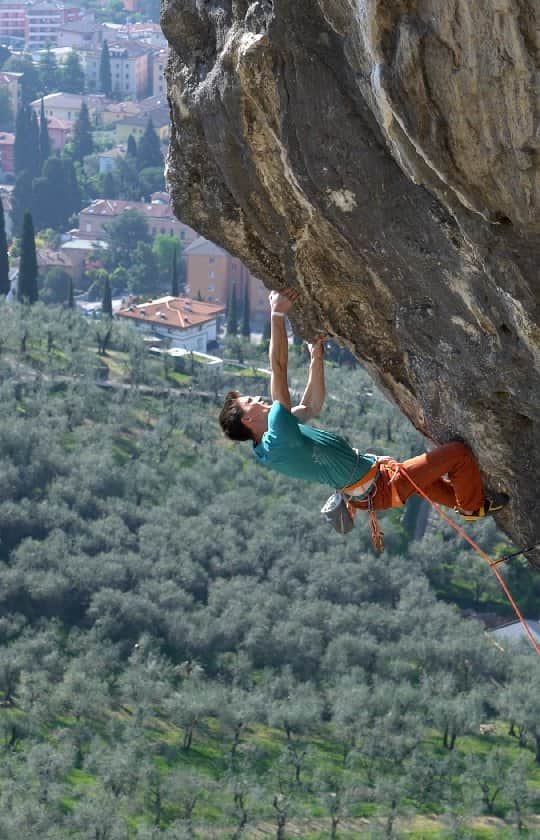 ヨルグ・バーホーベンのインスタグラム：「Arco is a place I have come to since 20 years, always having a good time with friends, great climbing and even better food.  In this clip @eva_hammelmueller and I try to explain its magic, the holiday feelings and why I hope to come back here at least another couple of 20 years.  @vibram #LearnToClimbWithVibram #AscentClimbing」