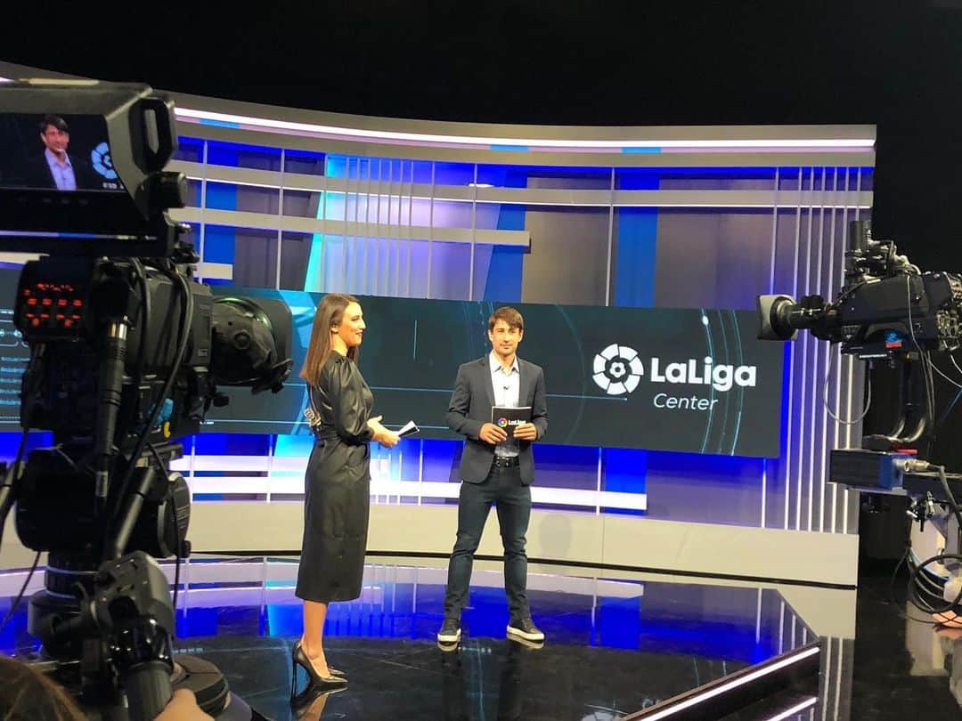 ボージャン・クルキッチのインスタグラム：「Una bonita experiencia poder colaborar junto a los grandes profesionales de #LaLigaTV para el lanzamiento de @LaLiga en @ESPN. 📺⚽️ // A great experience to have been able to join the superb professionals from #LaLigaTV for @LaLiga's launch on @ESPN. 📺⚽️」