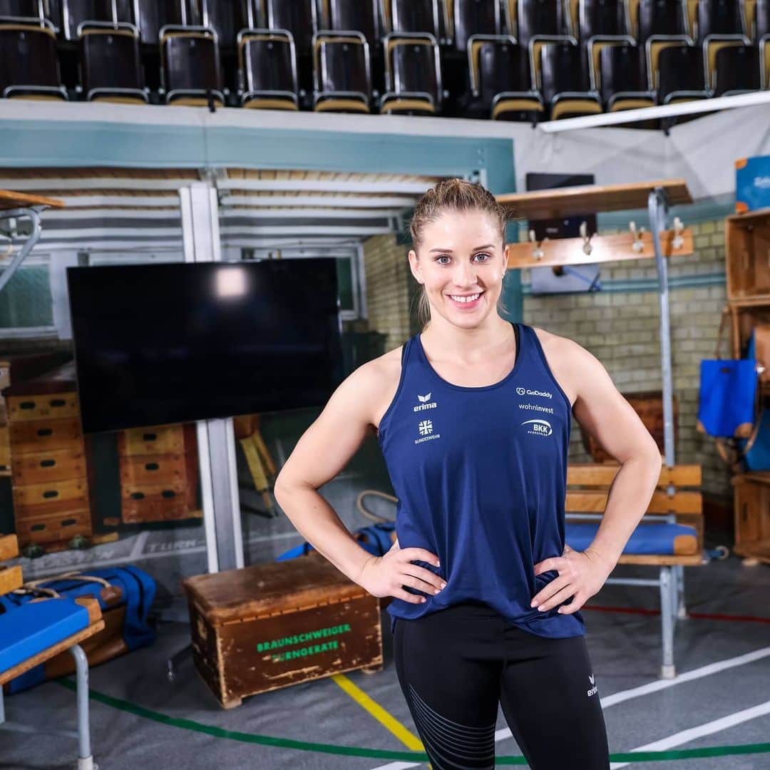 エリザベト・ザイツのインスタグラム：「Das heutige Podiumstraining in der Olympiahalle München ist beendet und ich bin bereit für die morgige 2. Olympia-Qualifikation. 🤩  Sichert euch jetzt noch Tickets (Link in Bio) oder verfolgt den Wettkampf auf www.sportdeutschland.tv   #gymnastics #nationalteam #germany #roadtotokyo #roadtoolympicgames #ready #podiumtraining  @sportdeutschland.tv 📸@wellertom.photo」