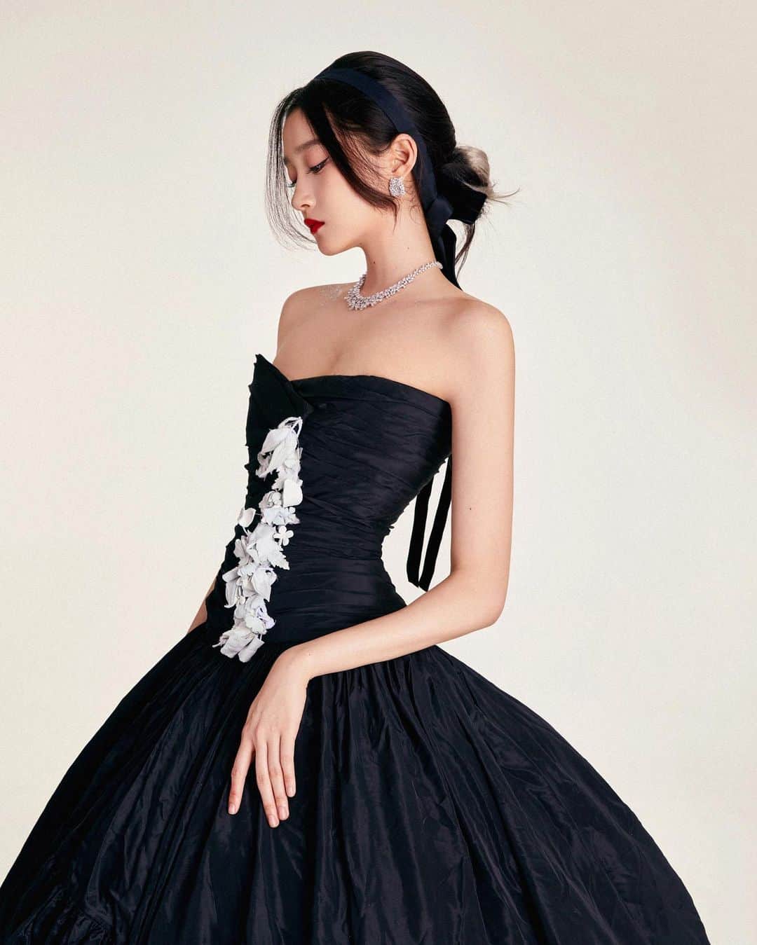 クアン・シャオトン（Guan Xiaotong）のインスタグラム：「🖤👑 #shanghaiinternationalfilmfestival」