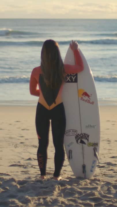 キャロライン・マークスのインスタグラム：「Whether I’m surfing a wave or browsing the internet, I’m super serious about my eye health. #ad That's why I’m so proud to partner with the @AmericanOptometricAssociation to raise awareness of the importance of seeing an AOA optometrist for an in-person annual eye exam to help prevent issues down the road. Learn about #EyeDeserveMore and find a doctor at aoa.org/EyeDeserveMore. (Link in bio.) @USAsurfing」
