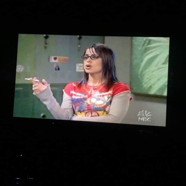 コンスタンス・ジマーのインスタグラム：「#fbf because so many of you commented about your love of Penny from my #goodmorningmiami post yesterday we have a few things to discuss…First, I’m smoking on a sitcom?! Second, listen to my daughter’s reaction…who knew #my13yrold would be so into the love triangle that developed on the show. Third, What am I wearing? I might have been one of the first characters on network television to have blue and pink hair streaks before it was hip? (or maybe that’s what I told myself). And last but not least, this gives me all the feels of wanting to be back on a sitcom!! #tgif」