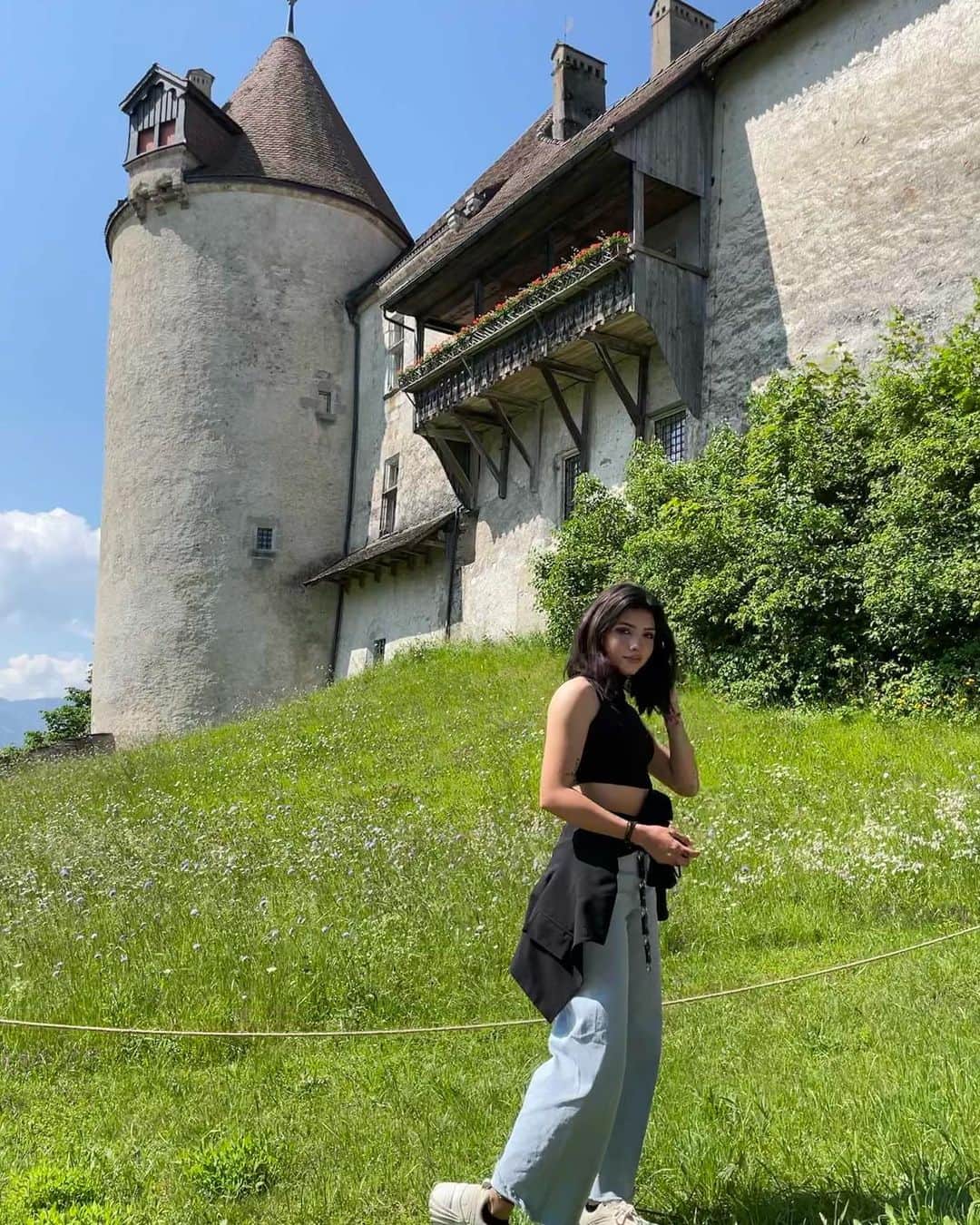 のインスタグラム：「Today was a cool day✨😍🥺 Dirty snow, well, but snow anyways 🧚🏻‍♀️ We fell like a hundred times and got cold butt, but it was really fun 🤩😆」