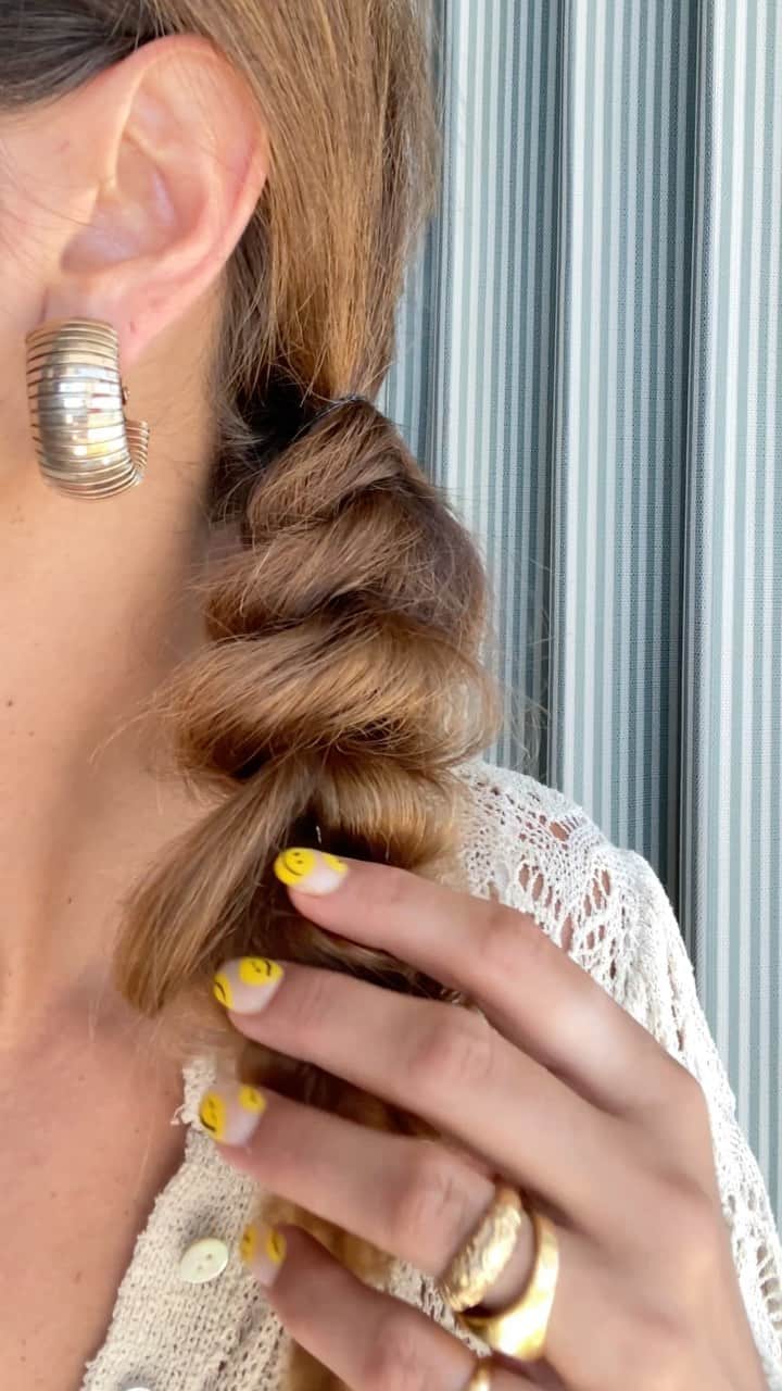Collage Vintageのインスタグラム：「Watch the video to see how I do it, it’s super easy and you just need @tresemme the volume thickening and the texturizing spray to prep your braid :) #TRESPartner」