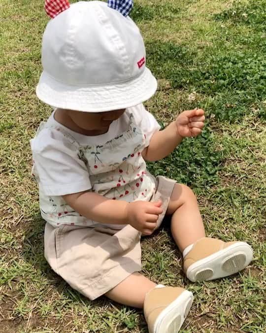 遠山雄也のインスタグラム：「. おはよう😎 今日も元気にサロンワーク✂︎ . 本日の予約枠は全て埋まっております . 明日以降のご予約をお待ちしてます⭐️ . . . 来週で1歳になります☝🏼 . 👒👟 @mikihouse.official 可愛いね . . . #mikihouse #ミキハウス . #生後359日 #女の子ベビー #芝生と娘 . . . . #育児記録 #子供のいる暮らし #生後11ヶ月 #生後11ヶ月 .」
