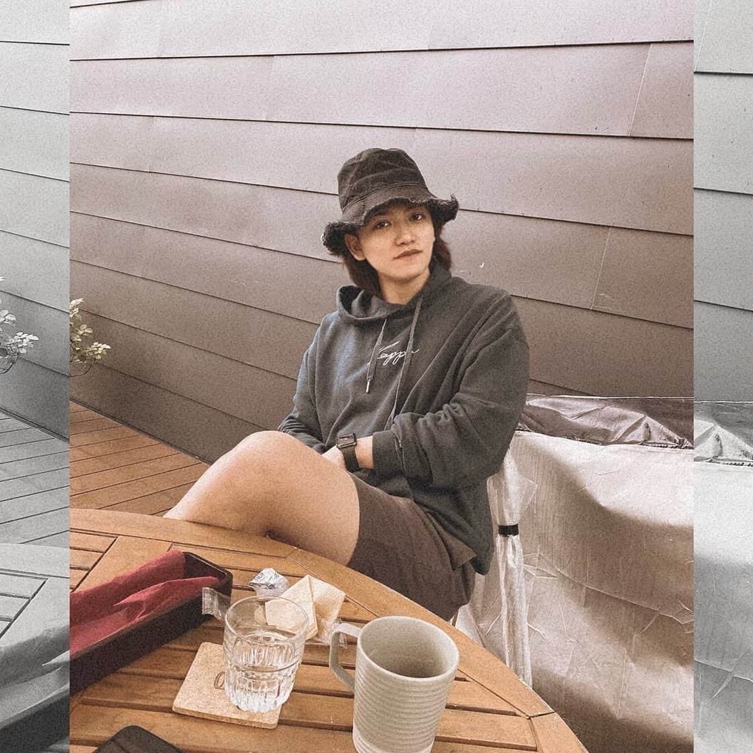 藤田富のインスタグラム：「お久しぶりです！ 梅雨というじめじめした季節がやって参りました。緊急事態宣言中ということでしたが、とある打ち合わせでテラスがあるカフェに。店内でぺちゃくちゃ喋ると怒られそうという感覚があるので、テラスがあるカフェは重宝したいです。嫌な時代になってしまいましたが、それでも"withコロナ"ですね。頑張って皆さんで乗り越えましょう‼️ そして最近暑い日が多いので、半ズボンをセレクト。脛毛は「MEN’S KIREIMO」さんのおかげでつるつるです。男子×半ズボンには必須です。 今月も「MEN’S KIREIMO」さんに行って来ました！これから夏に向けてつるつる脚をアピールしていきたいと思います🍉笑 千鳥のノブさんが「MEN’S KIREIMO」に通って人生変わったゆーてたけど、最高の夏を過ごせそうです。男性も女性もぜひ脱毛試してみてください。  #MENSKIREIMO #メンズキレイモ #メンズ脱毛 #脱毛 #KIREIMO #キレイモ」