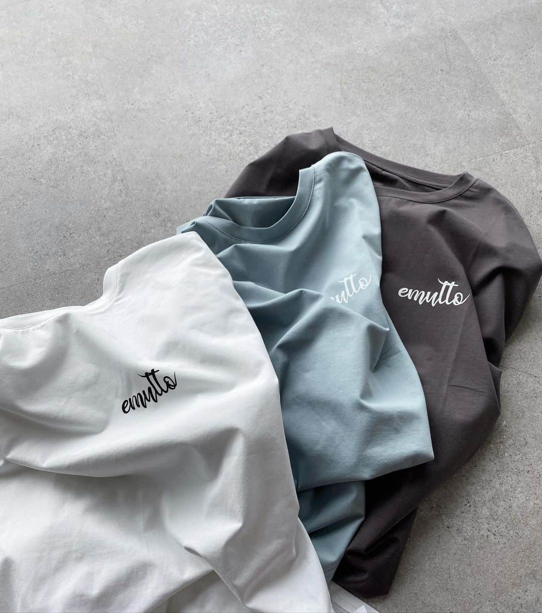 えみ姉のインスタグラム：「ㅤ @emutto_official からT-shirt collectionが もうすぐ登場しますの...🤭♡  (こちらはビッグTです！あと2種類あるよ♡) ㅤ 少しずつやデザインを変えた3種類。 emuttoというブランド名にも込められた お守りの意味をT-shirtのある部分に印しました♡ ㅤ こだわりポイントはまた小出しにしていくね🤭♩ ㅤ 夏のお供にぜひお楽しみに☺️🍸 ㅤ #emutto #tshirt」