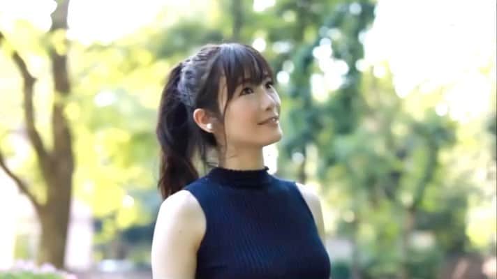 榎本麗美のインスタグラム：「🌻  去年の夏。 大好きなものを探しに...  YouTubeのオープニングに使う為に撮っていて、後で編集しようと思って、約1年経過してしまいました。 今年も楽しみだなあ...🧡 . . . . #虫活 #虫仲間 #昆虫食 #昆虫食を宇宙食に #食糧難に備える #サステナブル」