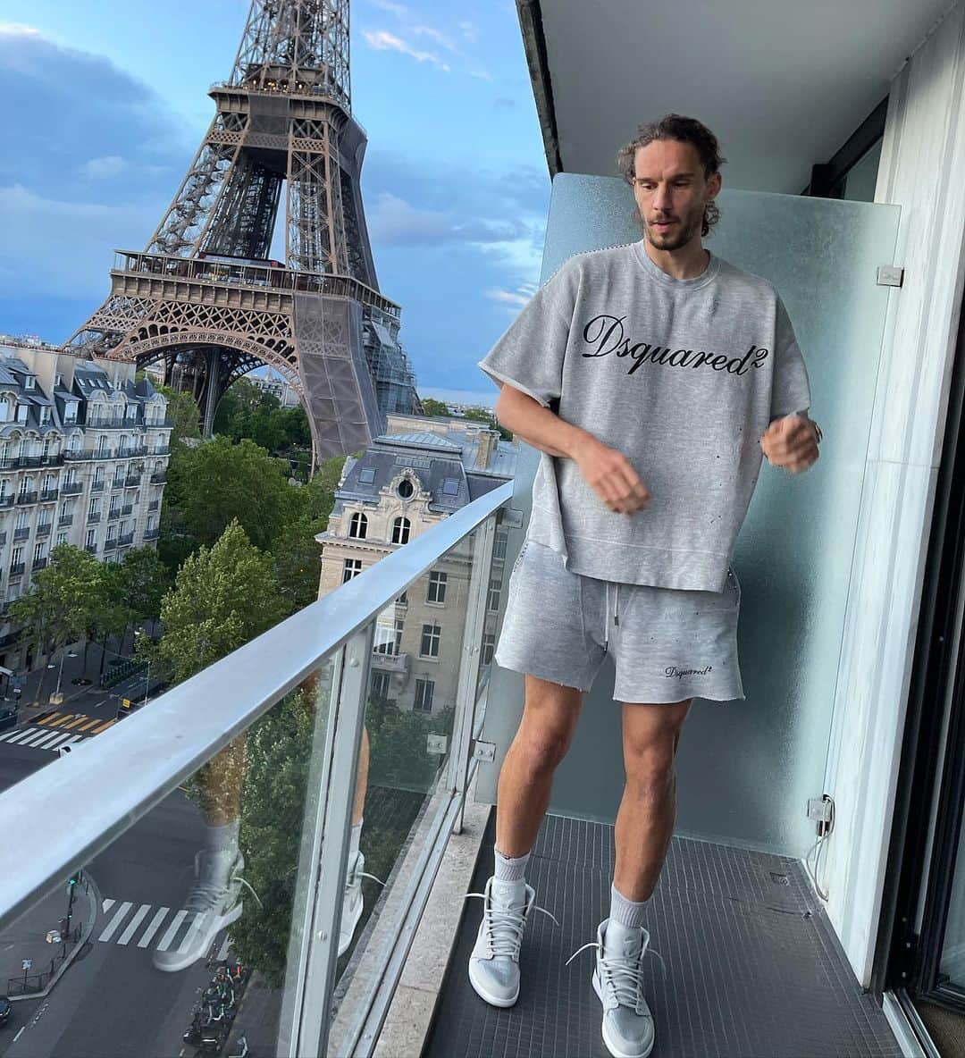 マテオ・パヴロヴィッチのインスタグラム：「U parizu trosim devizu 😎」