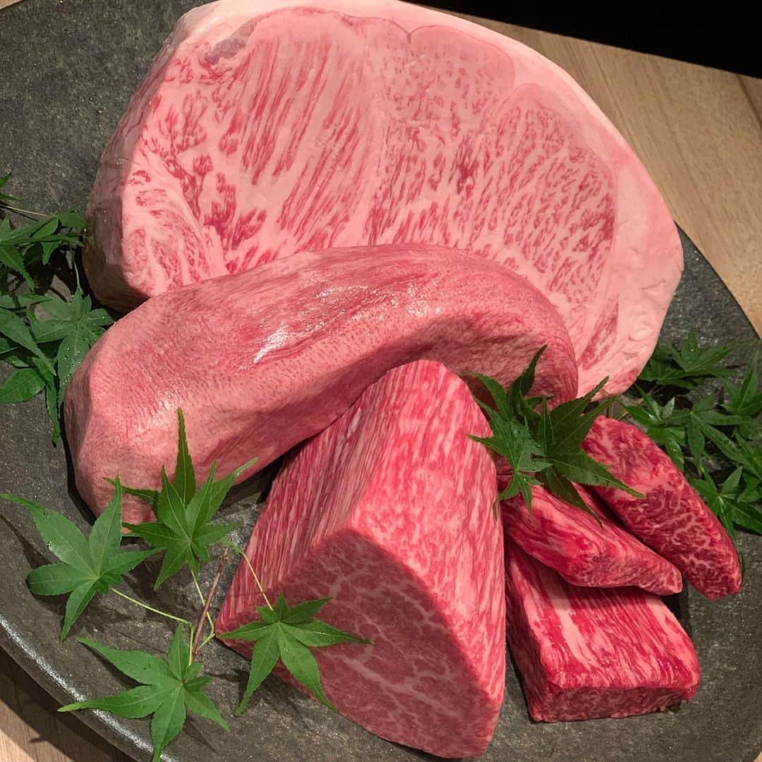 大槻ひびきさんのインスタグラム写真 - (大槻ひびきInstagram)「焼肉うしごろ新宿三丁目店 (@ushigoro_yakiniku) オープン✨ ということで みんなでお肉食べに行ってきました😊 他の店舗にはないオリジナルメニューもあって とってもおいしかったです🌸 個人的にはハンバーグとトリュフのサンドや フォアグラとお肉のメニューが 最高に美味しかったです🥰 また行きたいです⭐️ #shinjuku #yummy  #焼肉 #新宿」5月28日 23時23分 - yanhibi0221