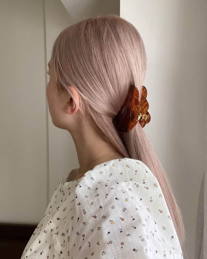 目見田早弥子のインスタグラム：「🐚. 透明感のあるハイトーンはストレートが映えますね🤍 使ってるアイロンは @panasonic_beauty の ストレートアイロン ナノケア。 スリムでコンパクトだから狙った部分に当てやすくて、 滑りが良いから引っかかったりもなかったです◎ 動画めっちゃわかりづらいのですが、 外側はすでにアイロンを通していて内側に当ててるところ💭 スタイリング剤なにもつけてないけどこのサラサラ艶感👌🏻✨ ナノイーが髪に水分を浸透させキューティクルを引き締め、 ツヤのある指通りなめらかな髪に導いてくれるんだそう♡ 梅雨の時期は巻いてもすぐ取れちゃうけど 何もしないと湿気で広がっちゃうし.. 私はこうやってアイロン当てることが多いです🤍 #パナソニックビューティ#パナソニックビューティ美容部#美容家電#PR#パナソニックビューティ社外美容部#ストレートアイロンナノケア#美容#beauty」