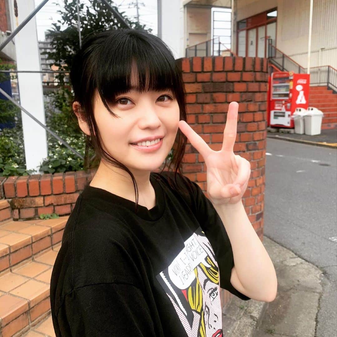 のインスタグラム：「今日はとある撮影だったのですが、7年ぶり？くらいの再会と、まさかの10年以上ぶり？くらいの奇跡のような再会が重なりまして… なんか感激😭😭😭  またここで書きますね☺️♫  このユニクロの可愛いTシャツちゃん、私のマネージャー（30代男・海で焼けまくり🏖🌟）も買おうとしてたらしくて危うくお揃いになるところだった…危な🤮🤮🤮🤮🤮  先に買っておいてよかった🤮🤮🤮🤮🤮  #突然の #裏ピース #ださみ」