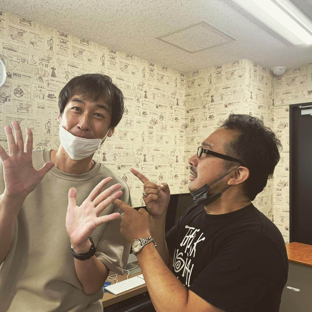 大上邦博さんのインスタグラム写真 - (大上邦博Instagram)「矢野・兵動の矢野さんにご挨拶。 お会いするの何年ぶりかしら？ 同じ専門学校で講師をされてるのですがタイミングが合わずやっと。 めっちゃ喋る オモロい 久々芸人さんとのおしゃべりシビれた  疲れた #矢野兵動 #矢野さん #パイセン #放送芸術学院専門学校 #おおうえくにひろ」5月28日 15時35分 - ooooueeee