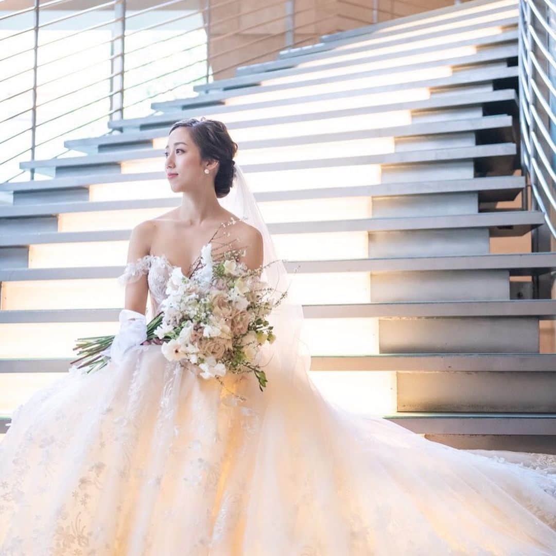 のインスタグラム：「お客様より、素敵なお写真が届きましたのでご紹介させていただきます🕊  Dress﻿. @galialahav   #galialahav #magnoliawhite  #マグノリアホワイト  #ウエディングドレス  #マーメイドドレス  #インポートドレス  #オーダードレス  #ドレス試着  #ドレス選び  #ホテル婚  #ホテル挙式  #フォトウェディング」