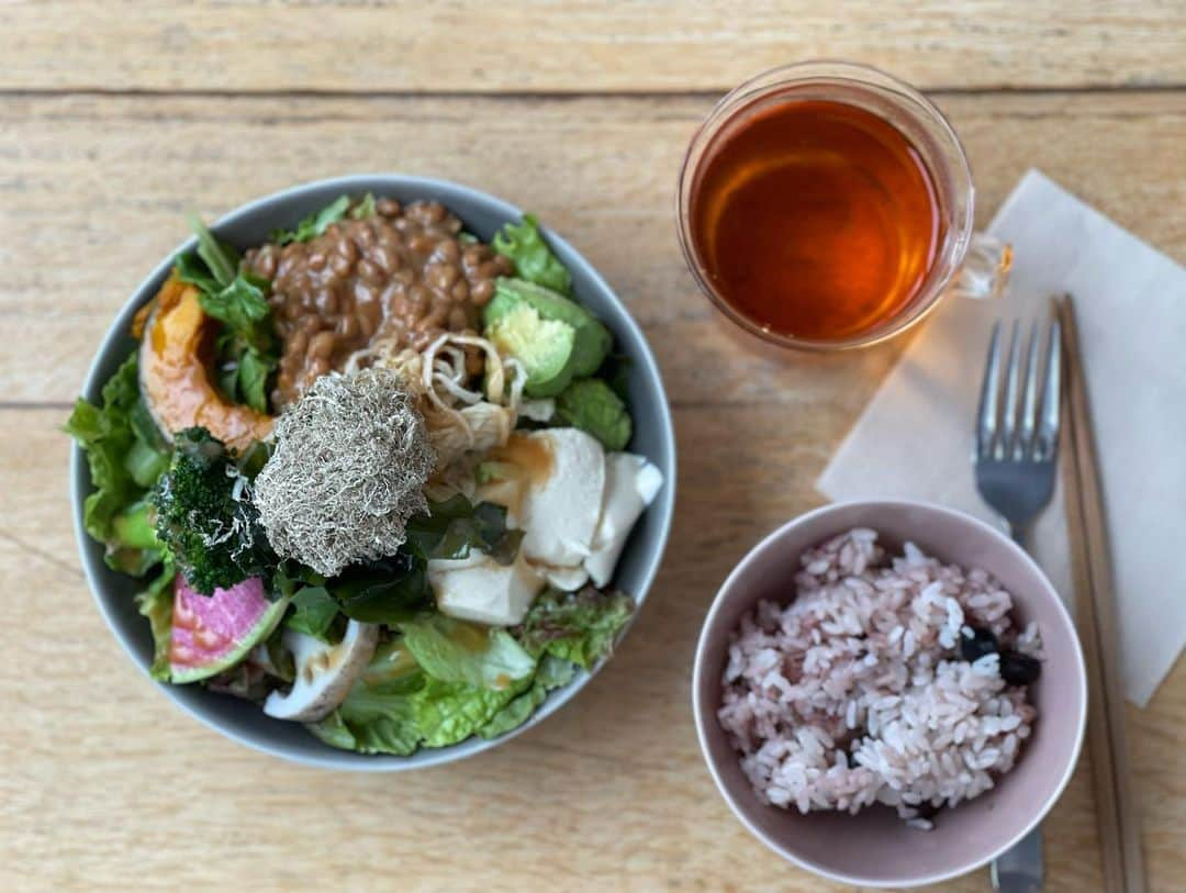 木本泉さんのインスタグラム写真 - (木本泉Instagram)「- @sincere_garden カフェで恵美さんとlunch🥗  明日インスタLiveをさせていただく告知をしていたのですが延期させていただきます🙇‍♀️ また改めて変更日時をお知らせさせていただきます！  いつもシンシアガーデンカフェに行くと決まってサラダセット🥦 ボリュームたっぷりで美味しいのです💓  デザートは、グルテンフリーのアップルパンケーキ🍎 @sincere_garden_cafe でレシピも公開されてます🥞  #sinceregarden#シンシアガーデンカフェ#ランチ」5月28日 15時56分 - izumikimoto