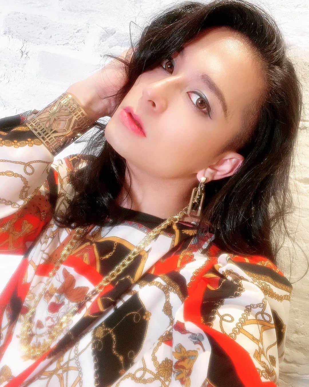 HIDEKiSMさんのインスタグラム写真 - (HIDEKiSMInstagram)「ワーナーミュージックさんとのスペシャルコラボ❣️  今回なんと。 中森明菜さんの特設サイトにエンガブの動画を掲載していただきました😭😭😭  明菜ちゃんが大好き過ぎるたかしママのことを知ってくださったワーナーミュージックのご担当者の方から直々にお誘いいただいて今回コラボさせていただくことになった「ワーナー公認」の動画です。  ねぇそんなことある？ そんなことあるの？  夢があるわね。YouTube。  この動画ではエンガブが、中森明菜さんのお衣装を着させていただいて、撮影させていただきました。  私は恥ずかしながら中森明菜さんについてそこまで詳しくなかったのですが、今回たかしママに研修してもらって、なんてカッコいい方なんだと一瞬で虜になりました。 伝説のアイドルのスペシャルサイトに掲載していただけるなんて、本当に光栄だし、素敵な機会をいただけて本当に嬉しかったです。  そして何がすごいって、 たかしママの好きなことに対する「執念」ね。  明菜ちゃんが好きだということを言い続けて、ついにはワーナーミュージックさんまでも動かしちゃうんだもの。  脱帽です。 「好きこそ物の上手なれ」とはよく言ったもんね本当。  ▼中森明菜スペシャルサイト https://sp.wmg.jp/akinanakamori/  #enviigabriella #souljuice #hidekism #kamus #gay #lgbt #highheel #heels #music #dance #fashion #art #entertainment #オネエ #エンガブ #tokyo #japan #planchime #ENGAB #makeup #youtube #中森明菜 #akinanakamori  #warnermusic  #ワーナーミュージック #ワーナーミュージックジャパン」5月28日 16時01分 - hidekism