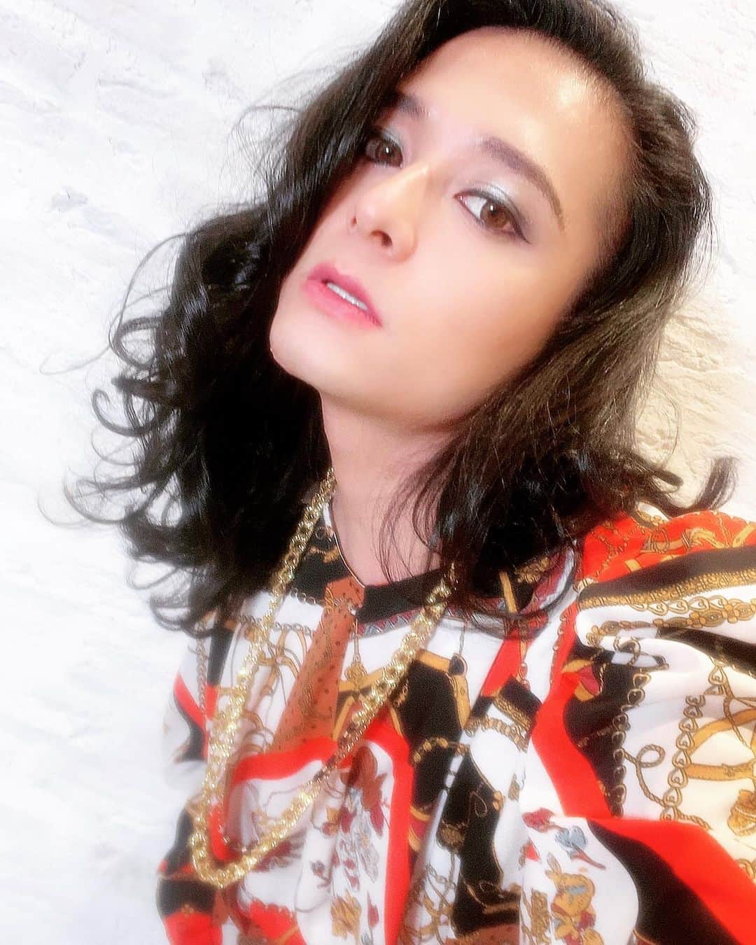 HIDEKiSMさんのインスタグラム写真 - (HIDEKiSMInstagram)「ワーナーミュージックさんとのスペシャルコラボ❣️  今回なんと。 中森明菜さんの特設サイトにエンガブの動画を掲載していただきました😭😭😭  明菜ちゃんが大好き過ぎるたかしママのことを知ってくださったワーナーミュージックのご担当者の方から直々にお誘いいただいて今回コラボさせていただくことになった「ワーナー公認」の動画です。  ねぇそんなことある？ そんなことあるの？  夢があるわね。YouTube。  この動画ではエンガブが、中森明菜さんのお衣装を着させていただいて、撮影させていただきました。  私は恥ずかしながら中森明菜さんについてそこまで詳しくなかったのですが、今回たかしママに研修してもらって、なんてカッコいい方なんだと一瞬で虜になりました。 伝説のアイドルのスペシャルサイトに掲載していただけるなんて、本当に光栄だし、素敵な機会をいただけて本当に嬉しかったです。  そして何がすごいって、 たかしママの好きなことに対する「執念」ね。  明菜ちゃんが好きだということを言い続けて、ついにはワーナーミュージックさんまでも動かしちゃうんだもの。  脱帽です。 「好きこそ物の上手なれ」とはよく言ったもんね本当。  ▼中森明菜スペシャルサイト https://sp.wmg.jp/akinanakamori/  #enviigabriella #souljuice #hidekism #kamus #gay #lgbt #highheel #heels #music #dance #fashion #art #entertainment #オネエ #エンガブ #tokyo #japan #planchime #ENGAB #makeup #youtube #中森明菜 #akinanakamori  #warnermusic  #ワーナーミュージック #ワーナーミュージックジャパン」5月28日 16時01分 - hidekism