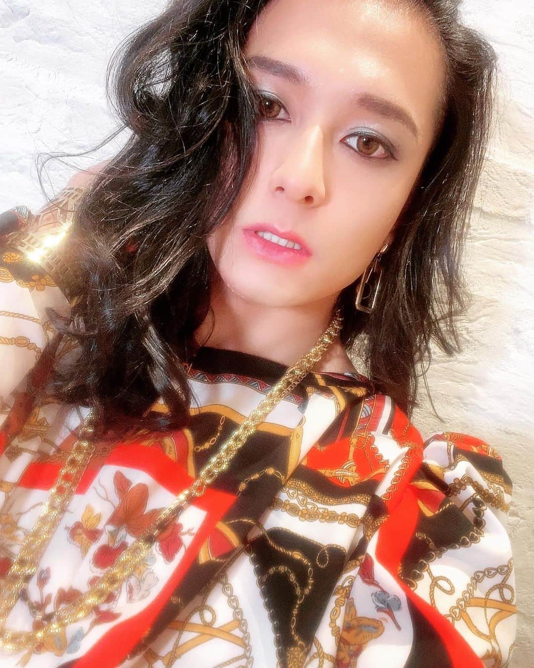 HIDEKiSMさんのインスタグラム写真 - (HIDEKiSMInstagram)「ワーナーミュージックさんとのスペシャルコラボ❣️  今回なんと。 中森明菜さんの特設サイトにエンガブの動画を掲載していただきました😭😭😭  明菜ちゃんが大好き過ぎるたかしママのことを知ってくださったワーナーミュージックのご担当者の方から直々にお誘いいただいて今回コラボさせていただくことになった「ワーナー公認」の動画です。  ねぇそんなことある？ そんなことあるの？  夢があるわね。YouTube。  この動画ではエンガブが、中森明菜さんのお衣装を着させていただいて、撮影させていただきました。  私は恥ずかしながら中森明菜さんについてそこまで詳しくなかったのですが、今回たかしママに研修してもらって、なんてカッコいい方なんだと一瞬で虜になりました。 伝説のアイドルのスペシャルサイトに掲載していただけるなんて、本当に光栄だし、素敵な機会をいただけて本当に嬉しかったです。  そして何がすごいって、 たかしママの好きなことに対する「執念」ね。  明菜ちゃんが好きだということを言い続けて、ついにはワーナーミュージックさんまでも動かしちゃうんだもの。  脱帽です。 「好きこそ物の上手なれ」とはよく言ったもんね本当。  ▼中森明菜スペシャルサイト https://sp.wmg.jp/akinanakamori/  #enviigabriella #souljuice #hidekism #kamus #gay #lgbt #highheel #heels #music #dance #fashion #art #entertainment #オネエ #エンガブ #tokyo #japan #planchime #ENGAB #makeup #youtube #中森明菜 #akinanakamori  #warnermusic  #ワーナーミュージック #ワーナーミュージックジャパン」5月28日 16時01分 - hidekism